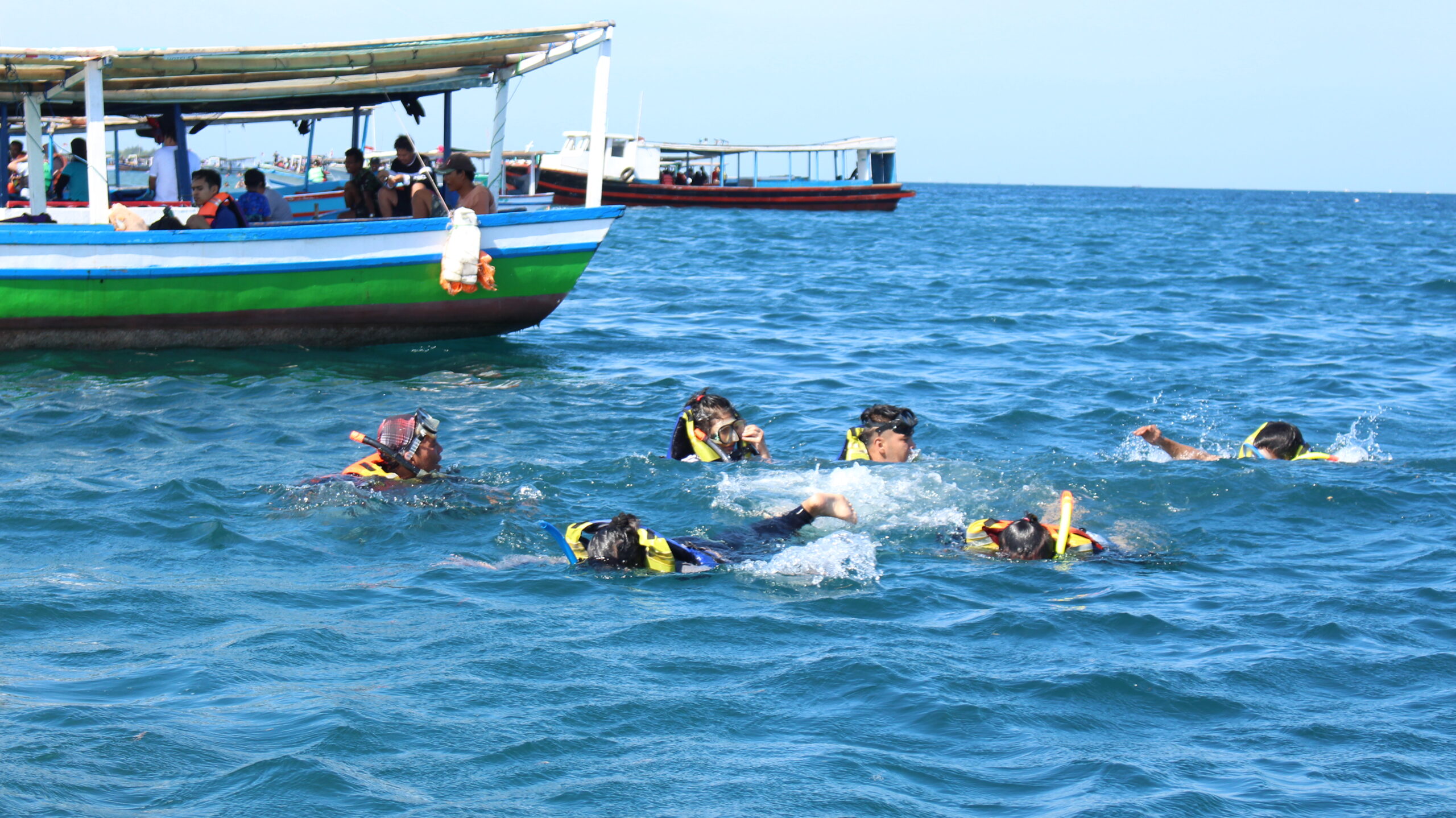 Snorkeling Pulau Pramuka – grup menikmati air jernih dan terumbu karang