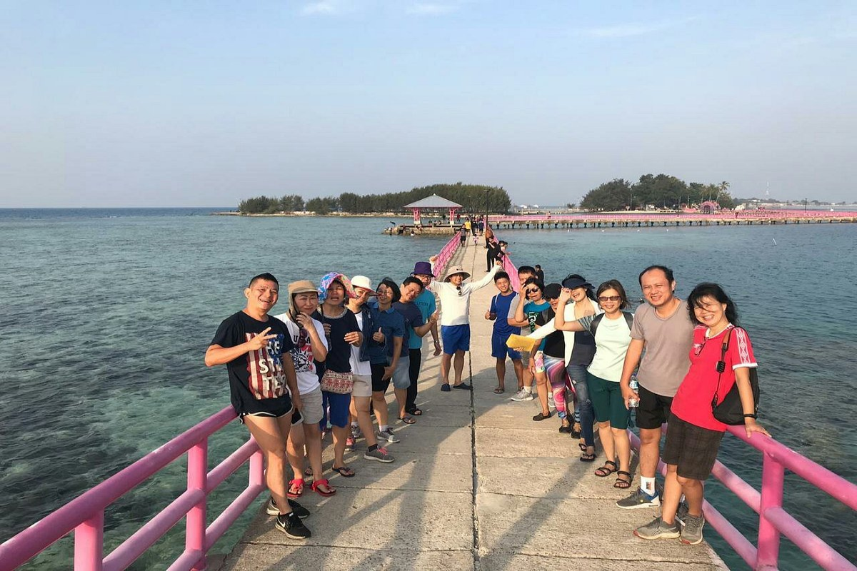 Pemandangan laut jernih Pulau Tidung dari dermaga