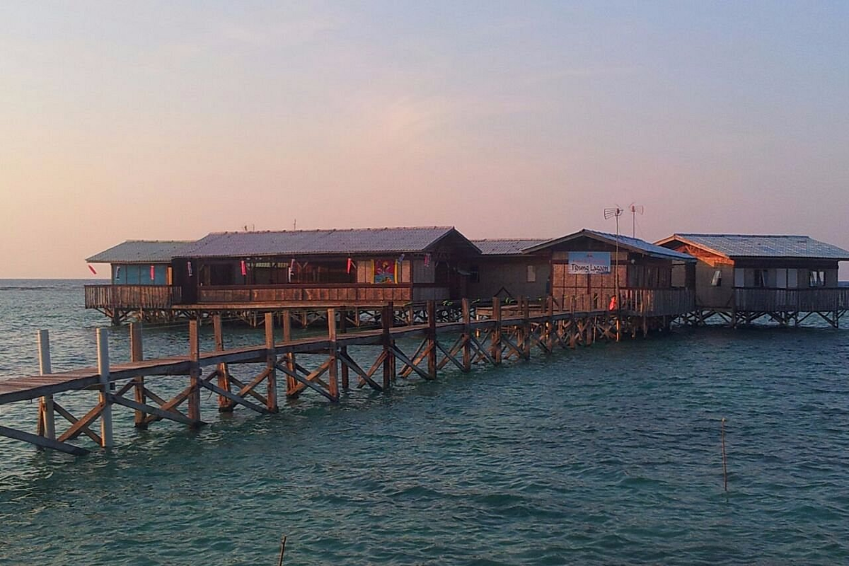 Suasana menjelang senja di Pulau Tidung Jembatan Cinta romantis